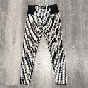 Joe by Joe Benbasset Woman’s Black and White Houndstooth Pants Size Small